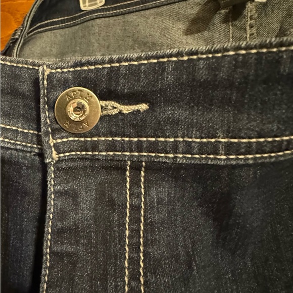 Women’s 24 S Apt 9 boot cut jeans. EUC. Cute design faux stones in buttons. - Picture 5 of 7
